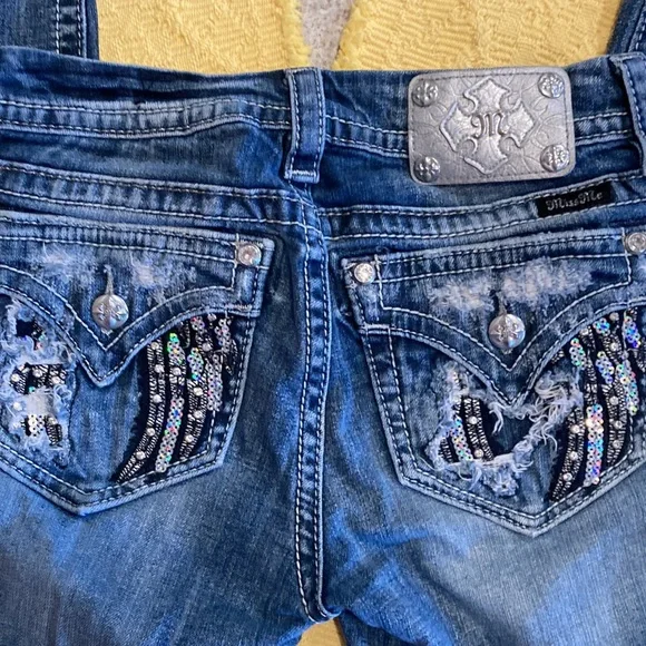 Gorgeous pair of Miss Me mid rise skinny distressed Angel wings 28x32 - Picture 2 of 5